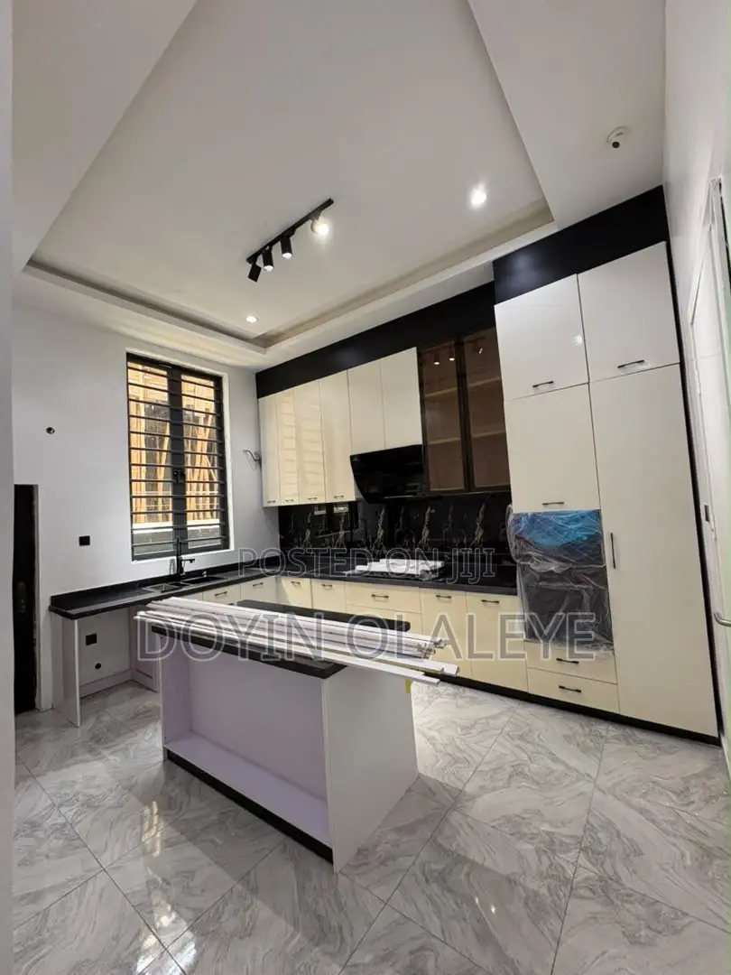 4bdrm Duplex in Chevron for sale