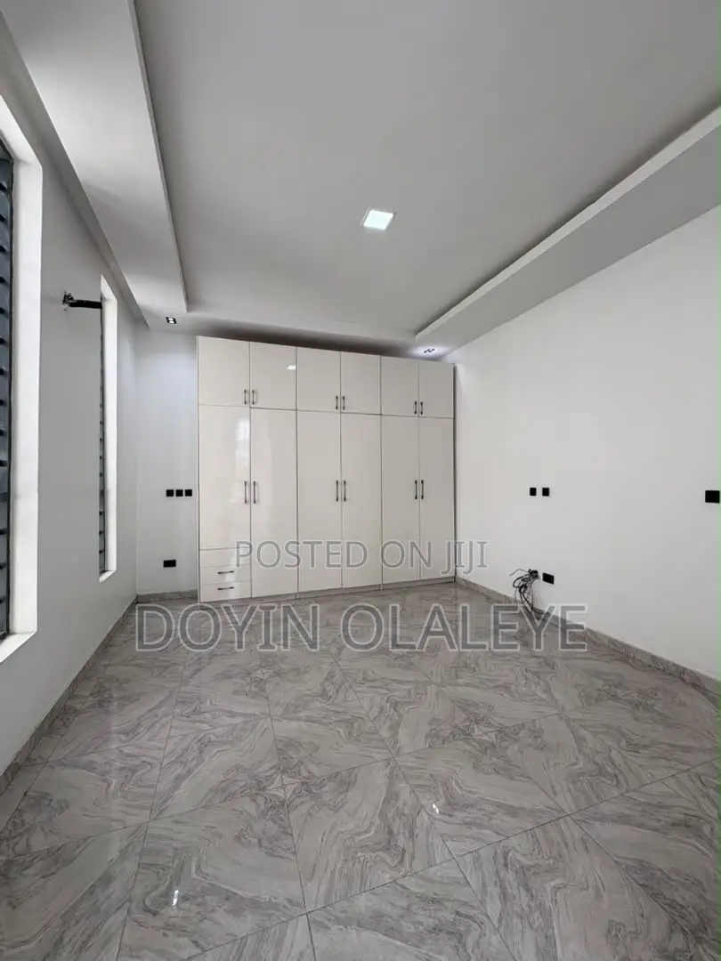 4bdrm Duplex in Chevron for sale