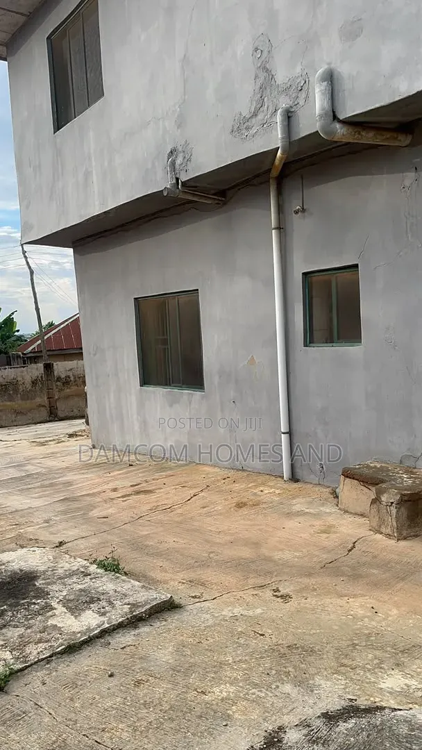 8bdrm Block of Flats in Oluana Akingbile for sale