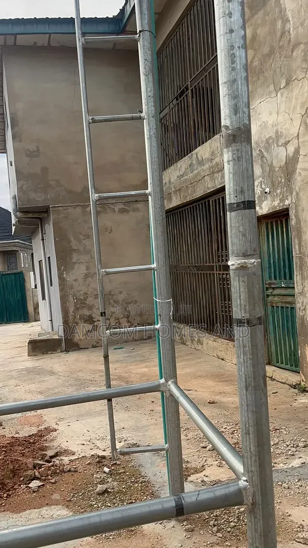 8bdrm Block of Flats in Oluana Akingbile for sale