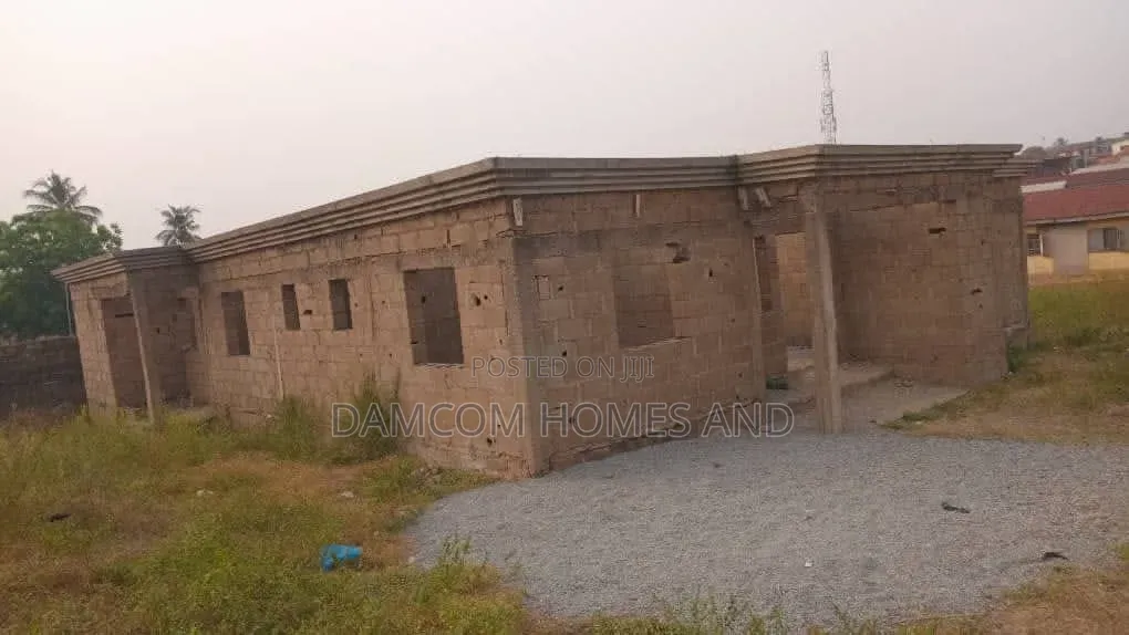 8bdrm Bungalow in Sabo Ojoo for sale