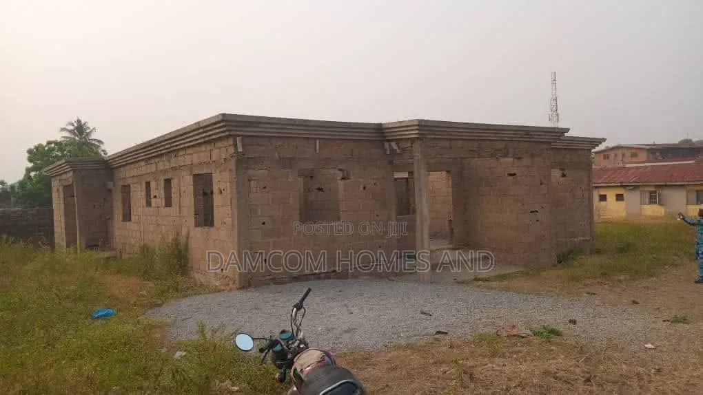 8bdrm Bungalow in Sabo Ojoo for sale