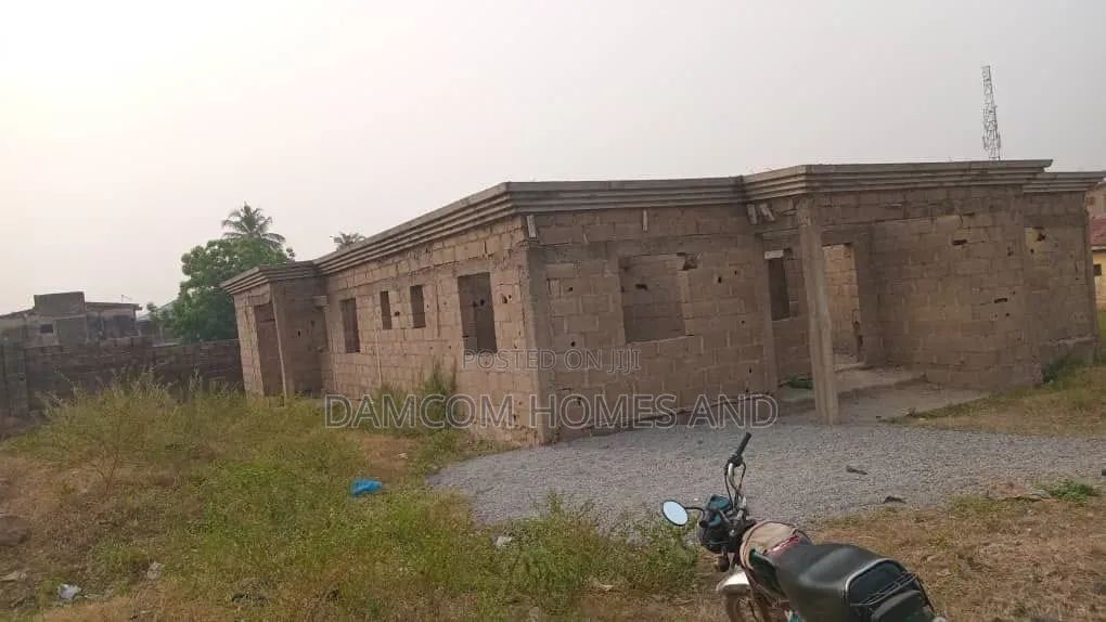8bdrm Bungalow in Sabo Ojoo for sale