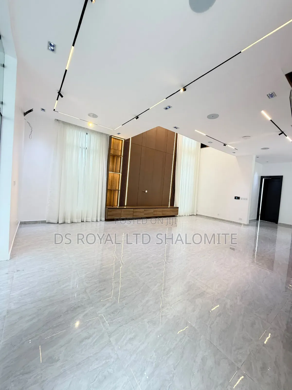 5bdrm Duplex in Osapa london for sale