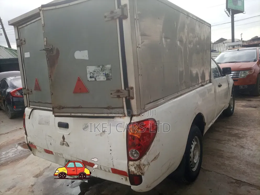 Mitsubishi L200 2011 White