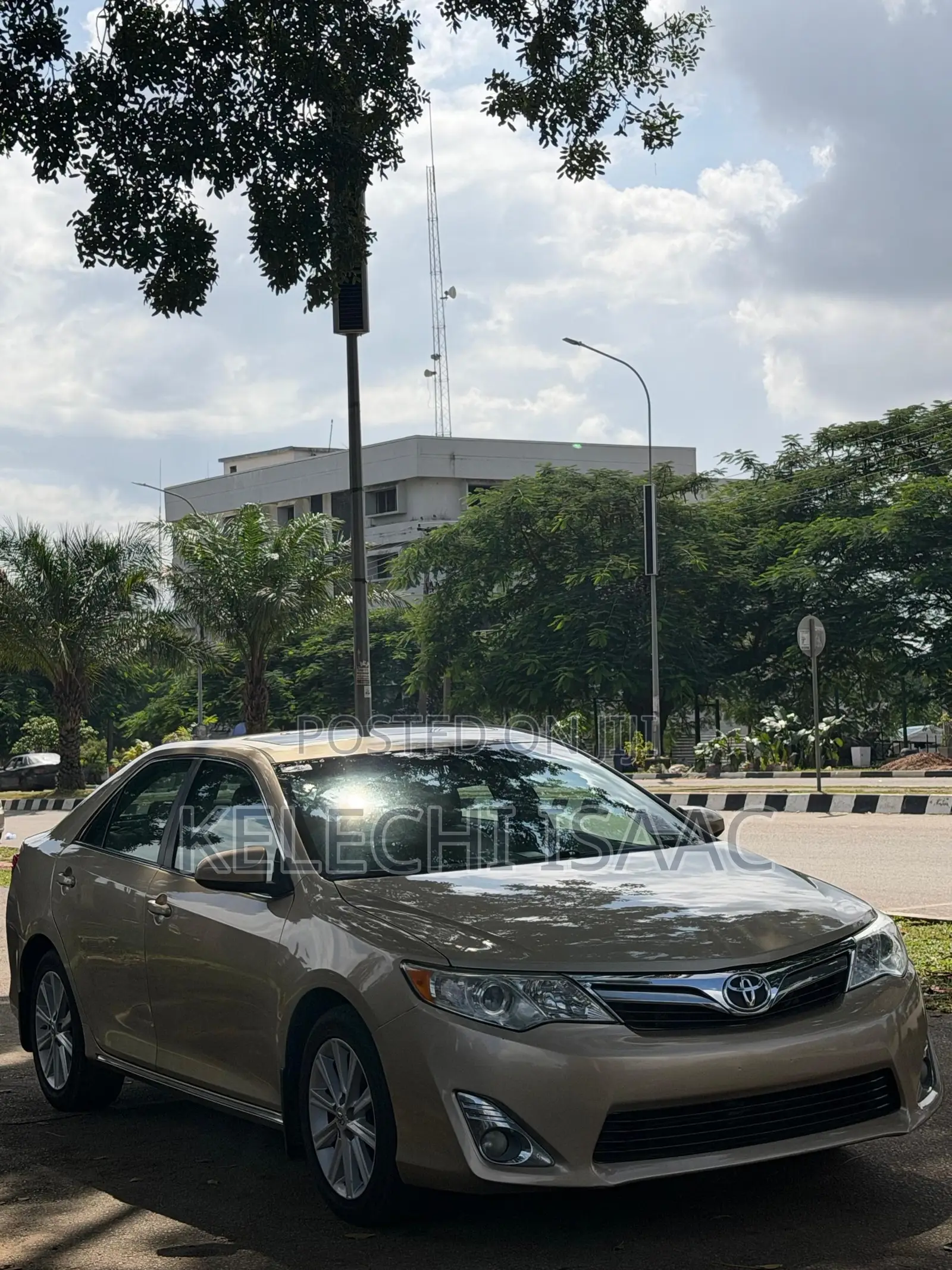 Toyota Camry XLE 4dr Sedan w/Prod. End 11/13 (3.5L 6cyl 6A) 2014 Gold