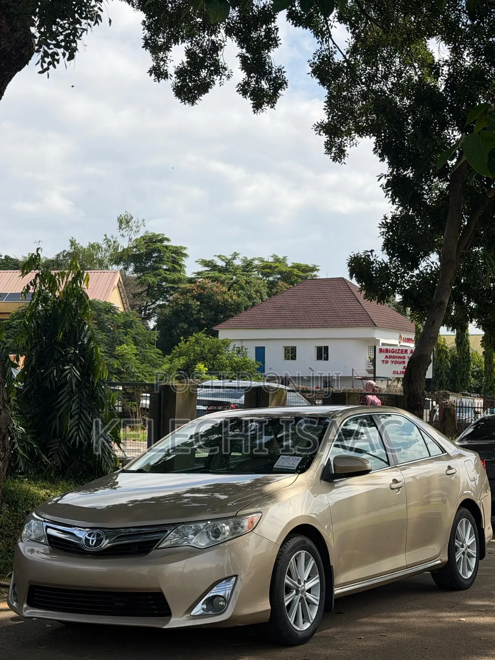 Toyota Camry XLE 4dr Sedan w/Prod. End 11/13 (3.5L 6cyl 6A) 2014 Gold