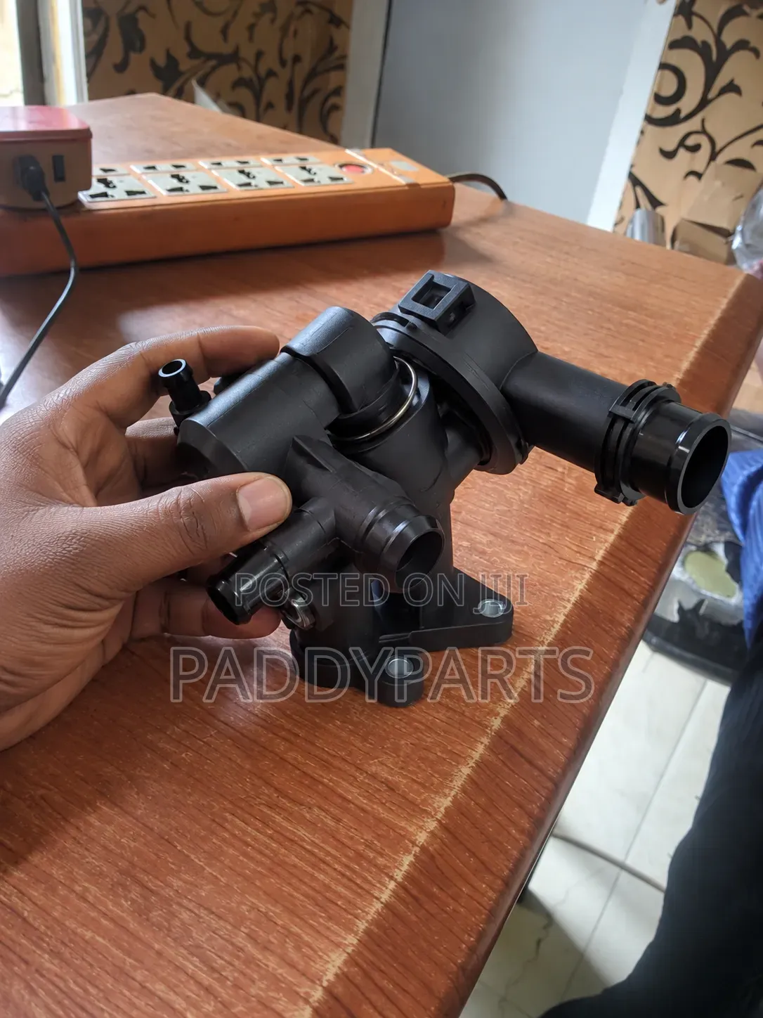 Range Rover Velar Thermostat Housing LR106640