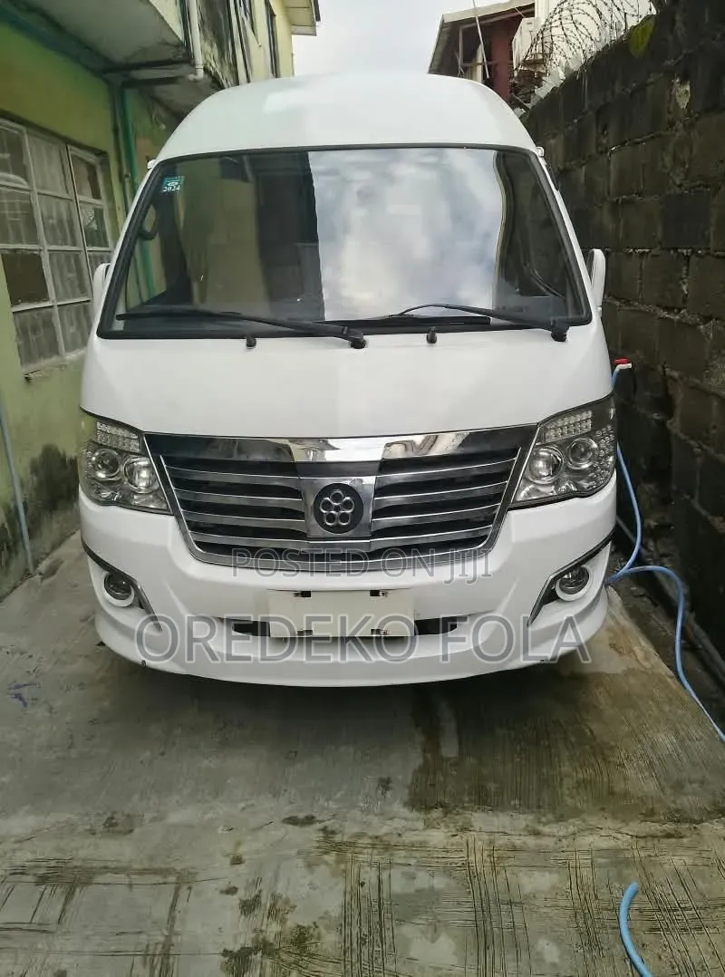 Bus 2020 White