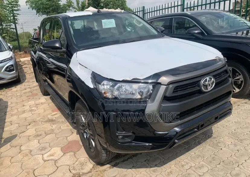 New Toyota Hilux 2025 Black