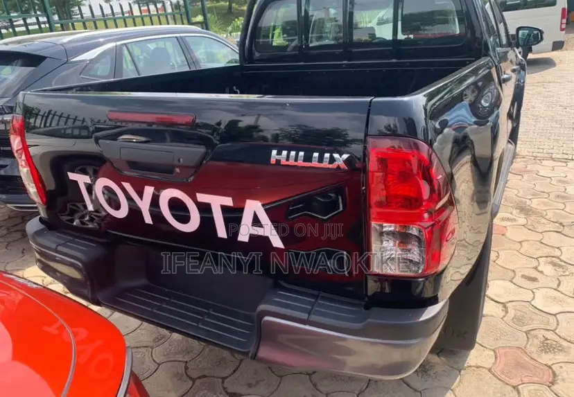 New Toyota Hilux 2025 Black
