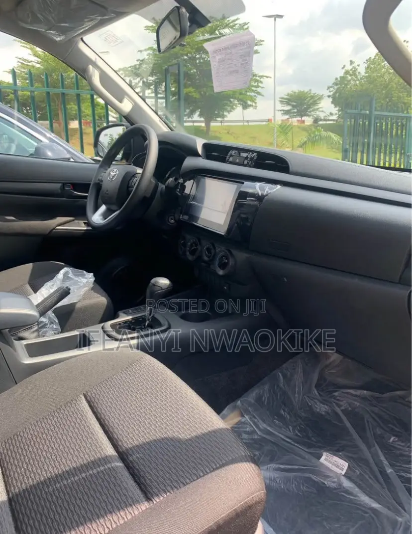 New Toyota Hilux 2025 Black
