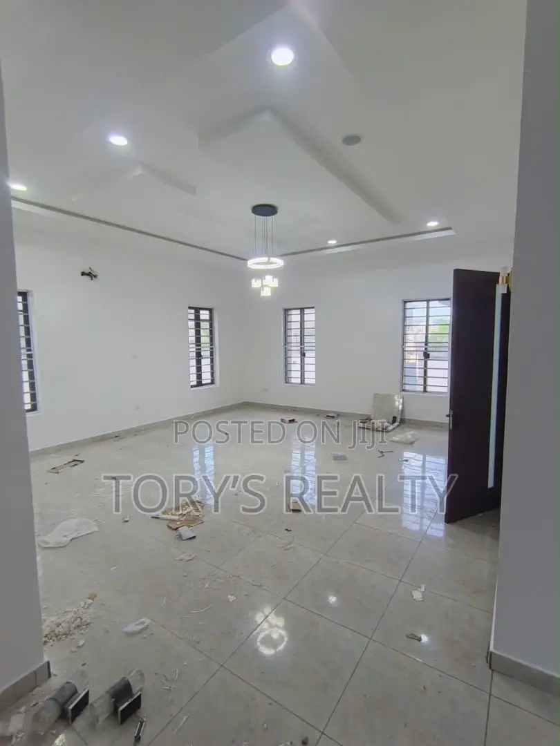 5bdrm Duplex in Ikota for rent