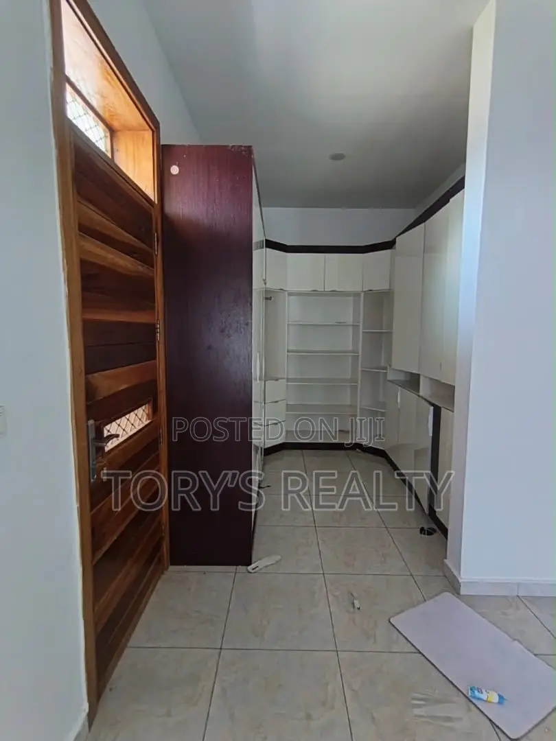 5bdrm Duplex in Ikota for rent