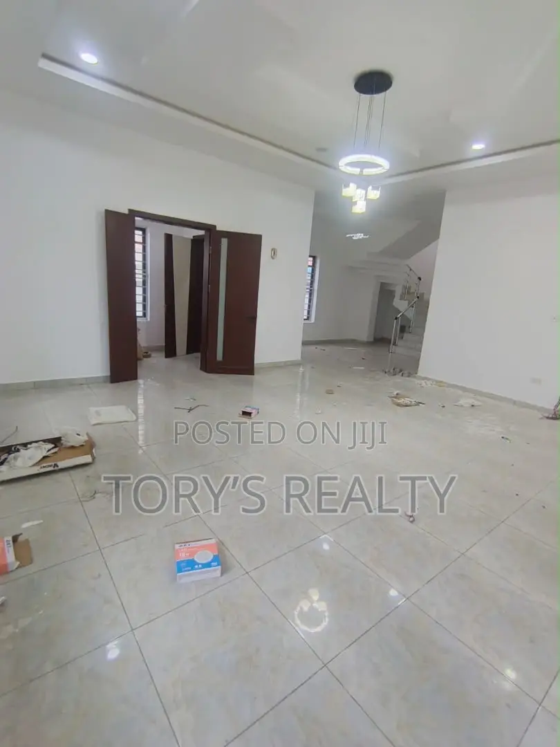 5bdrm Duplex in Ikota for rent