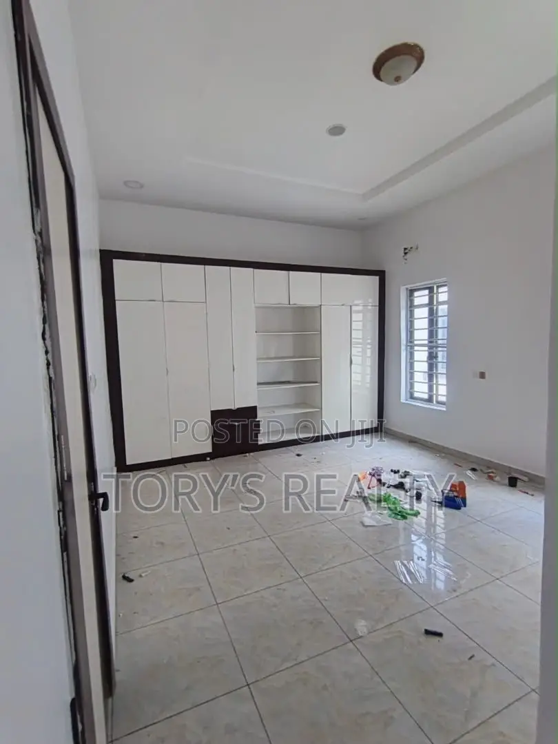 5bdrm Duplex in Ikota for rent