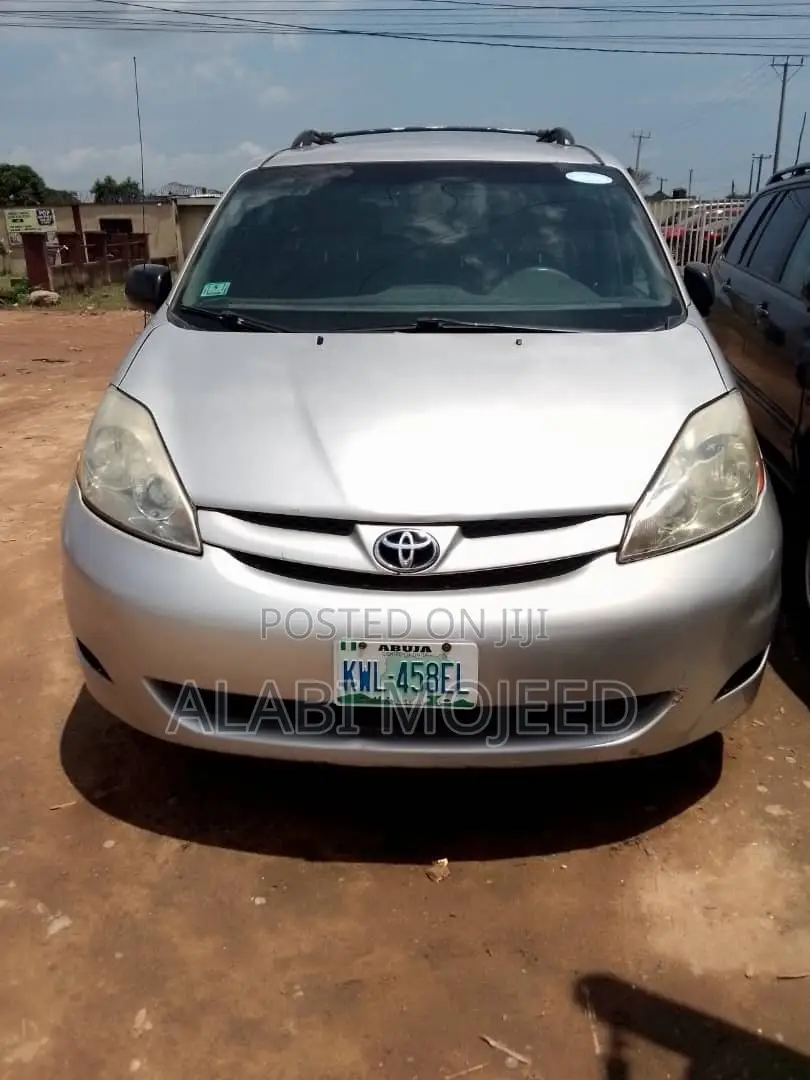 Toyota Sienna CE 2009 Silver