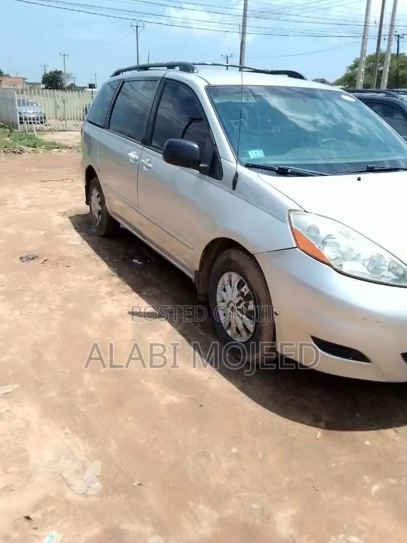 Toyota Sienna CE 2009 Silver