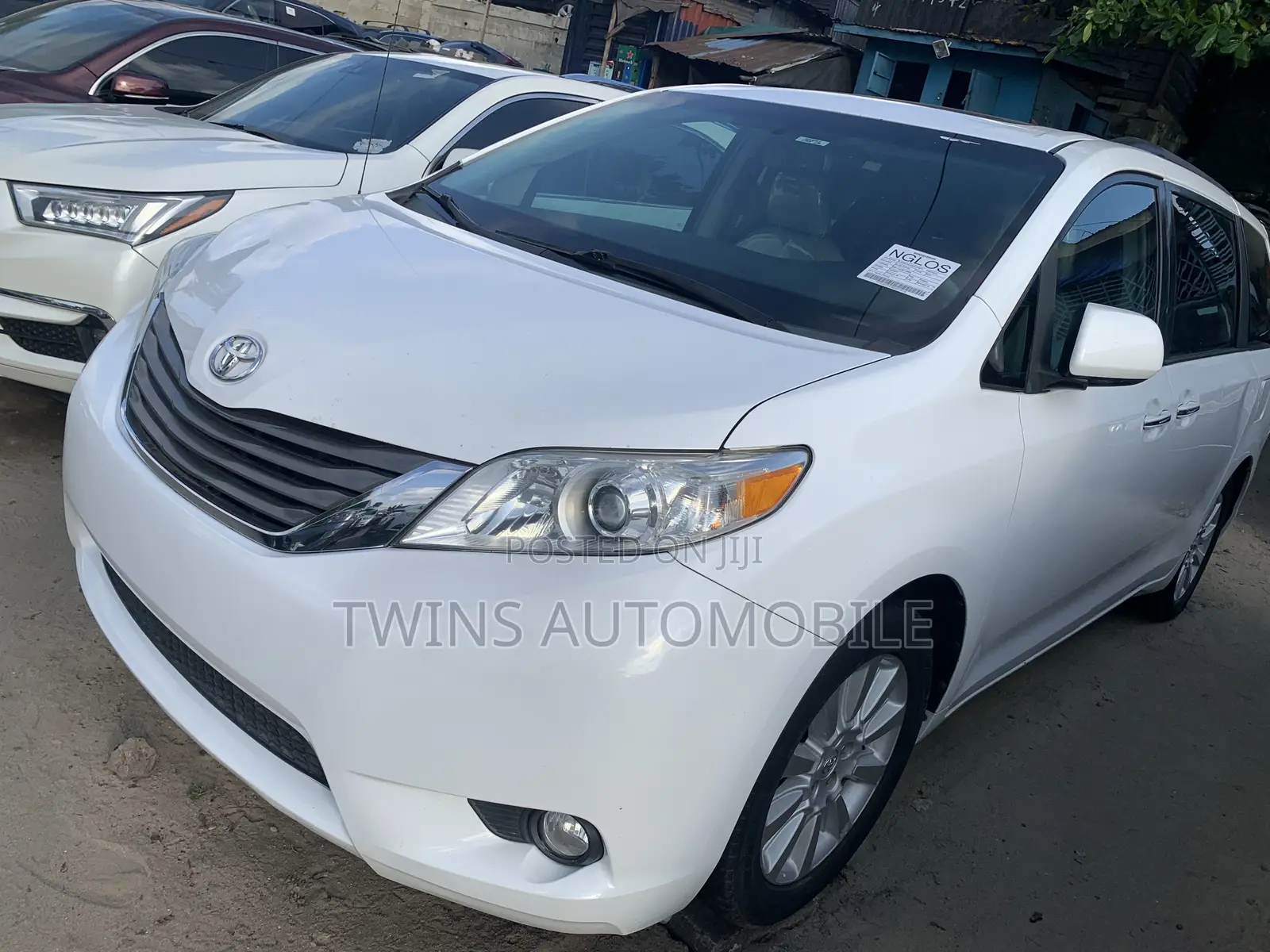 Toyota Sienna XLE 7-Passenger 4dr Minivan AWD (3.5L 6cyl 6A) 2015 White