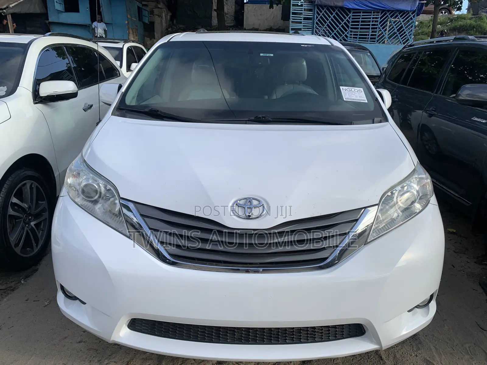 Toyota Sienna XLE 7-Passenger 4dr Minivan AWD (3.5L 6cyl 6A) 2015 White