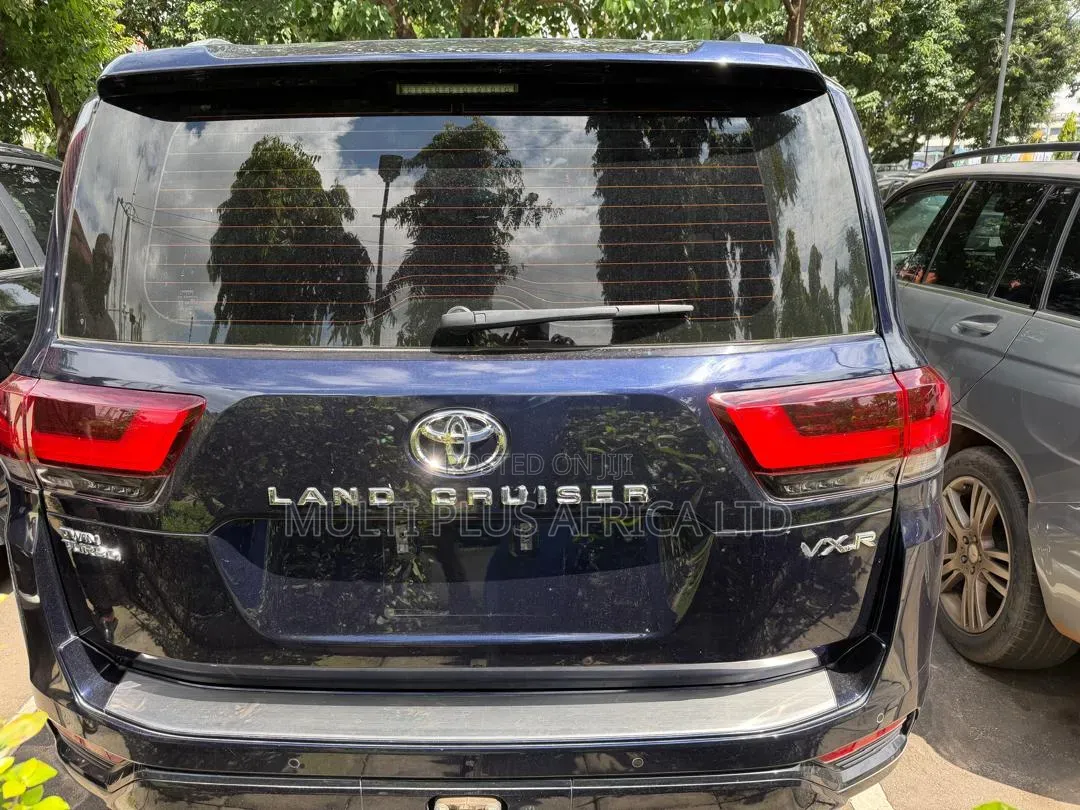 Toyota Land Cruiser LC300 2024 Blue