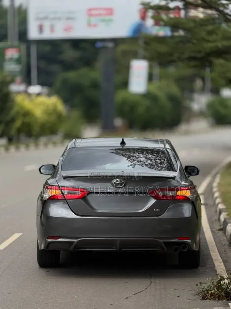 Toyota Camry SE FWD (2.5L 4cyl 8AM) 2018 Gray