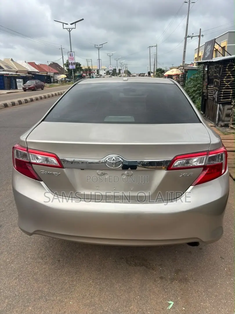 Toyota Camry XLE 4dr Sedan (2.5L 4cyl 6A) 2014 Gold