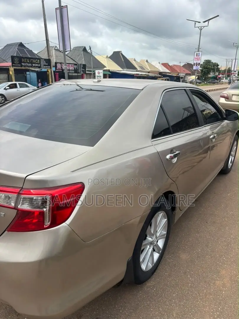 Toyota Camry XLE 4dr Sedan (2.5L 4cyl 6A) 2014 Gold