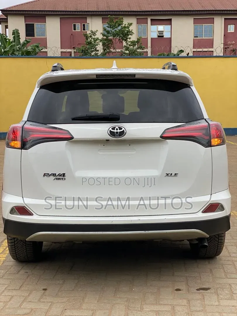 Toyota RAV4 XLE AWD (2.5L 4cyl 6A) 2017 White