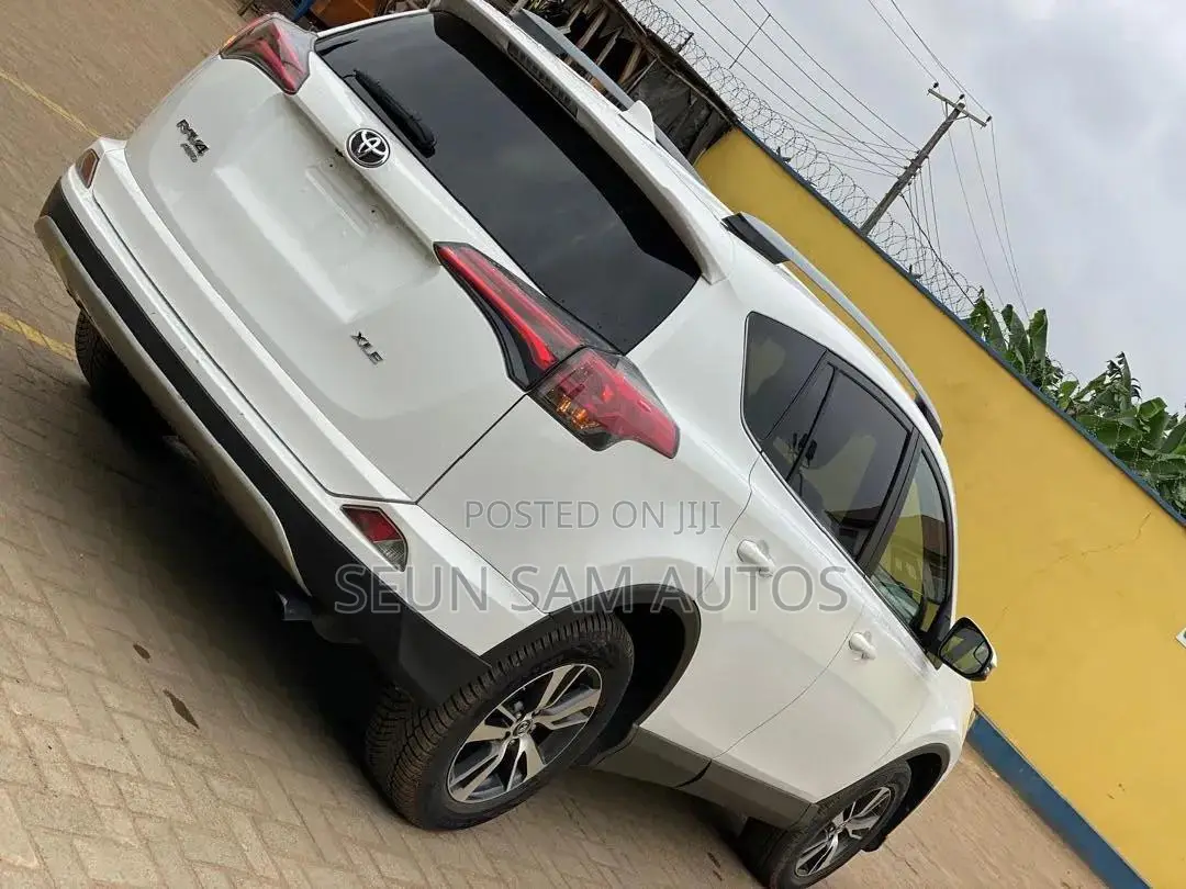 Toyota RAV4 XLE AWD (2.5L 4cyl 6A) 2017 White