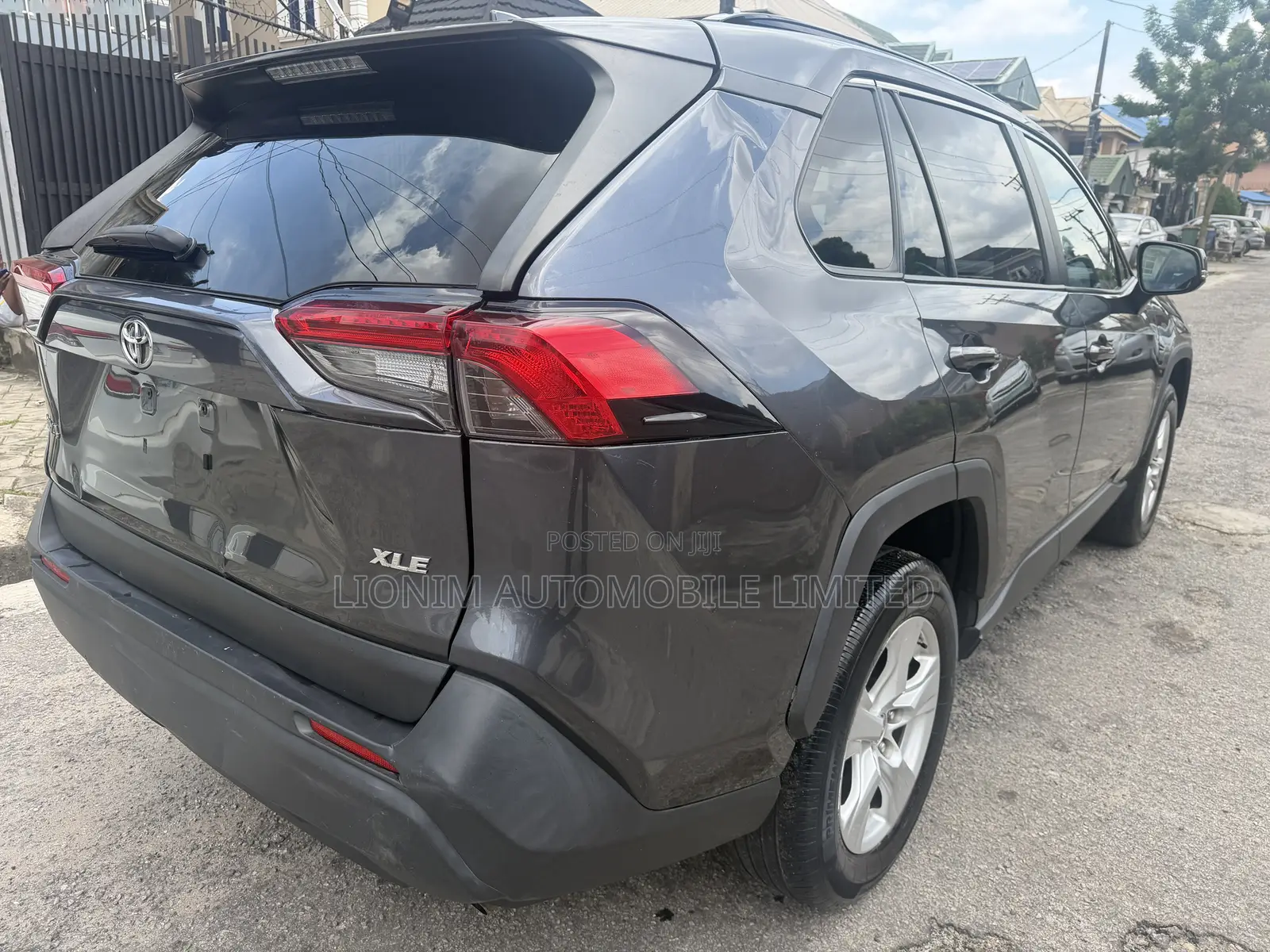 Toyota RAV4 XLE FWD 2019 Gray