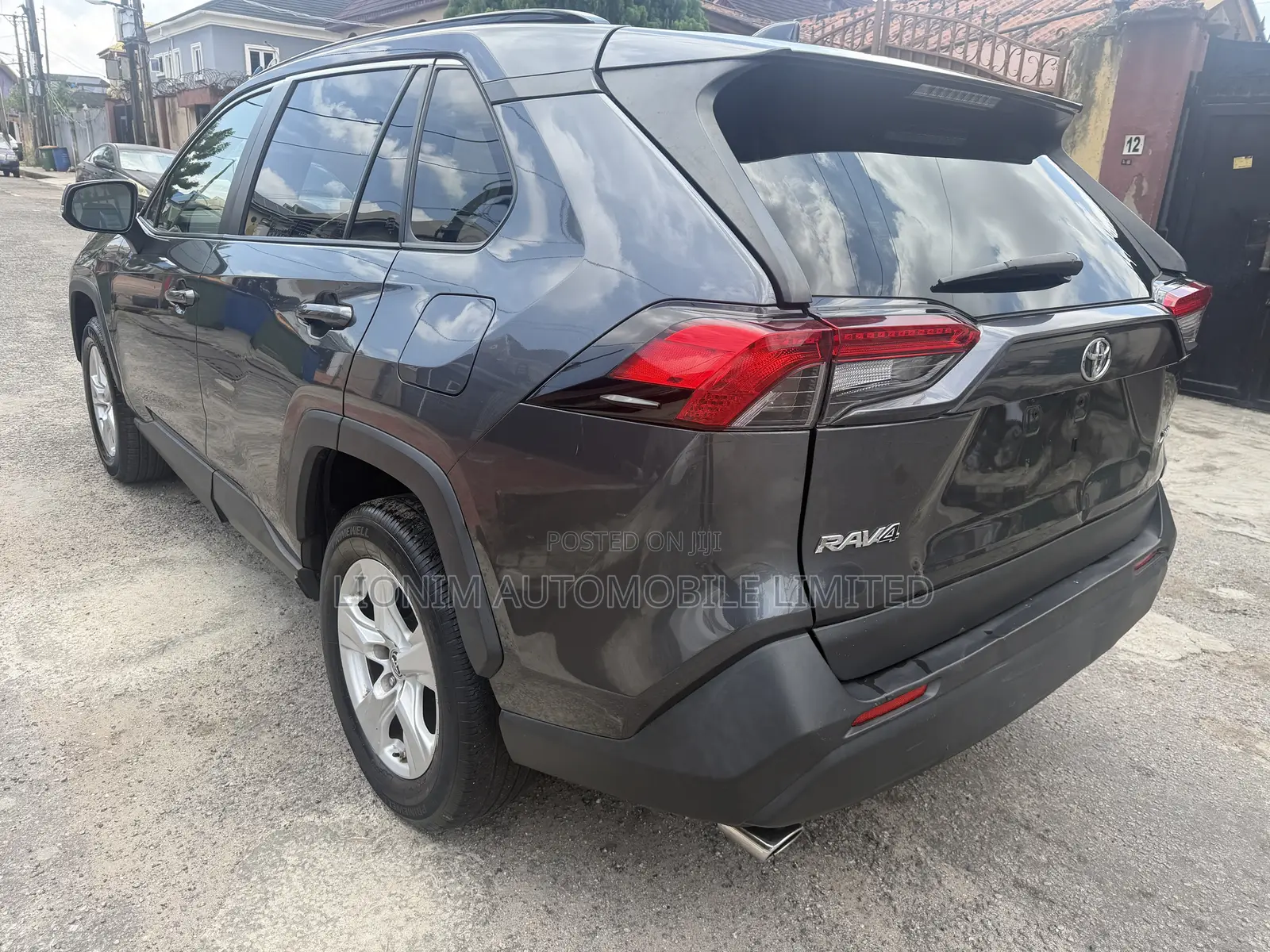 Toyota RAV4 XLE FWD 2019 Gray