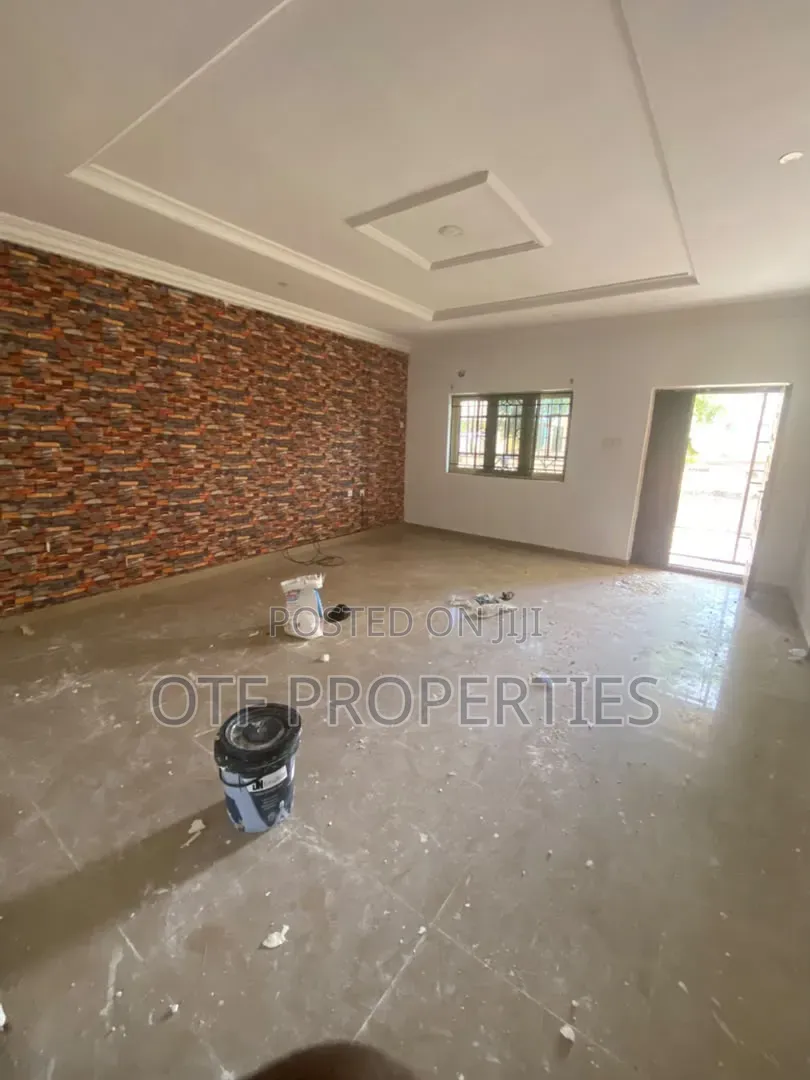 2bdrm Bungalow in Fo1 Main for rent