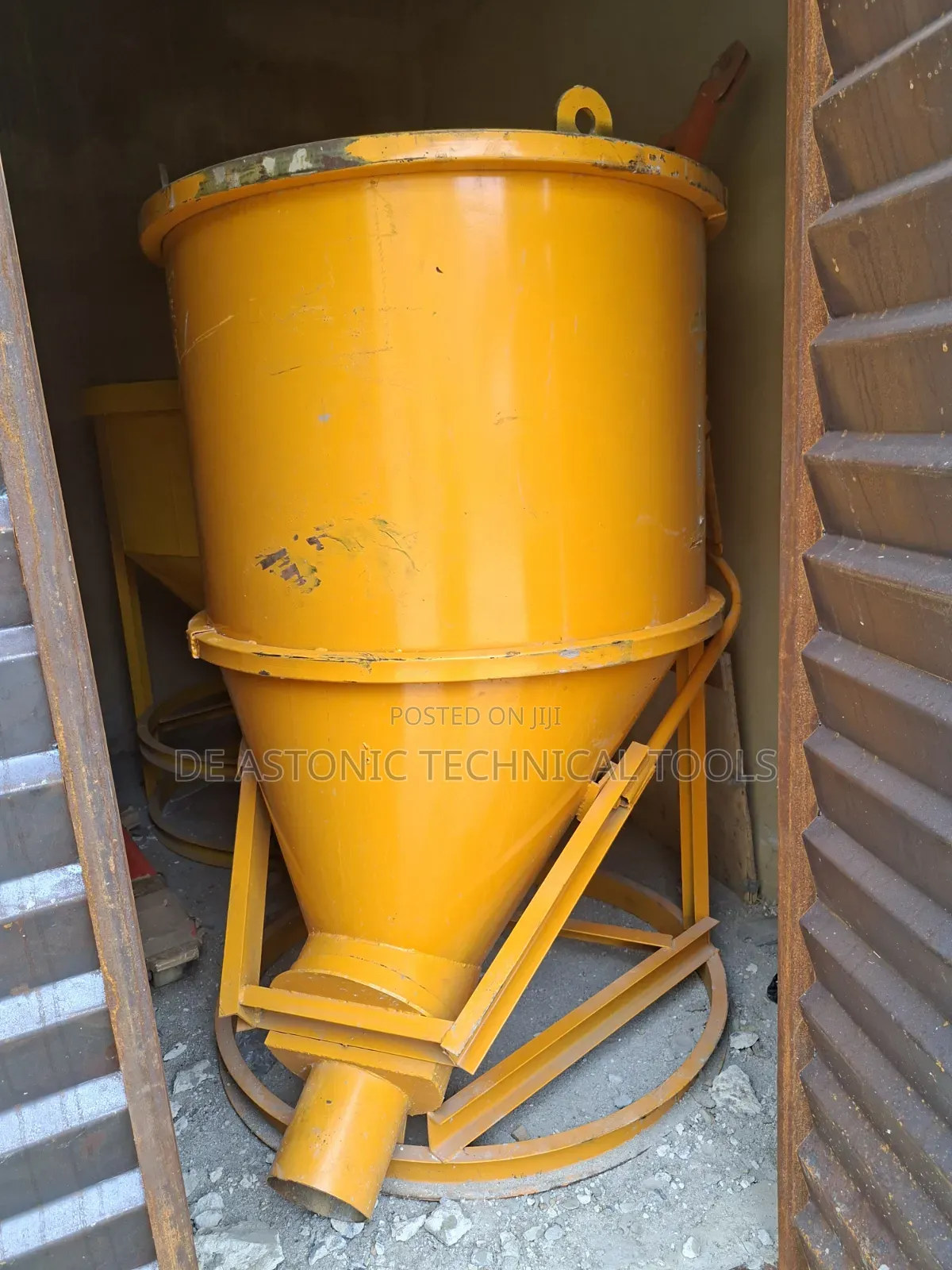 Concrete Buckets With Discharge Funnel-1000l