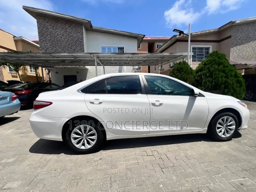 Toyota Camry LE 4dr Sedan (2.5L 4cyl 6A) 2015 White