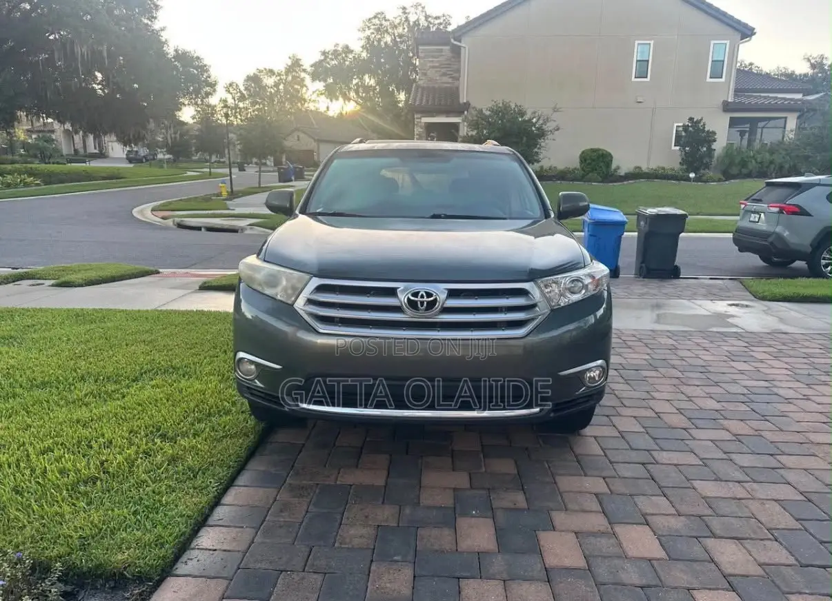 Toyota Highlander SE 2012 Gray