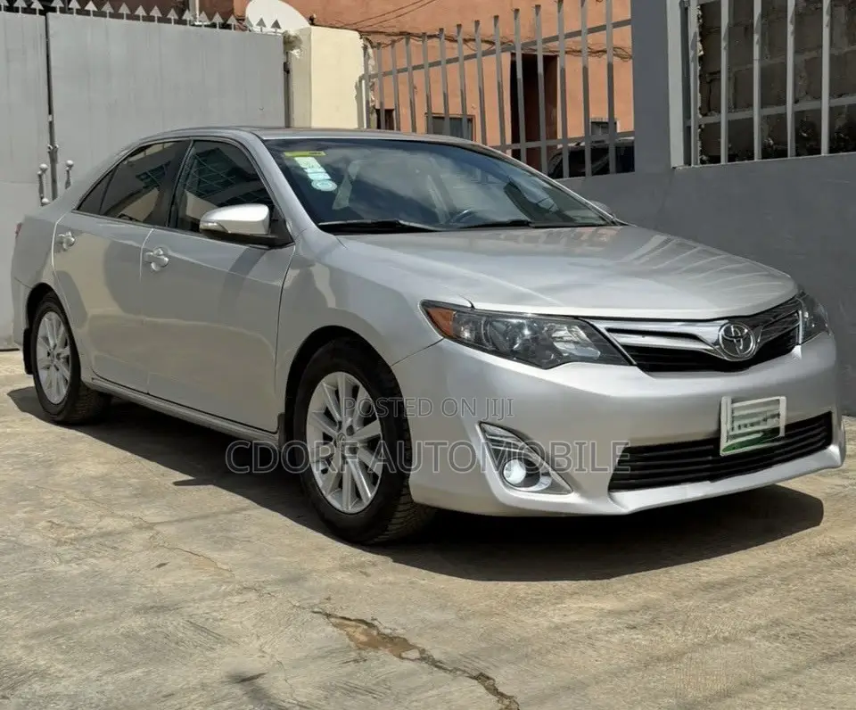 Toyota Camry XLE 4dr Sedan (3.5L 6cyl 6A) 2014 Silver