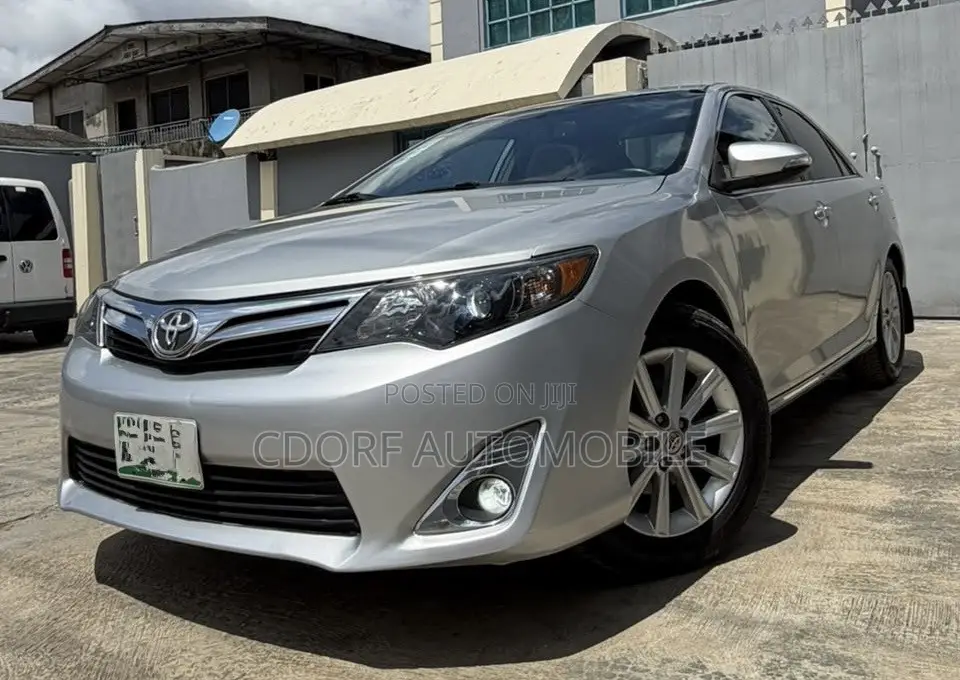 Toyota Camry XLE 4dr Sedan (3.5L 6cyl 6A) 2014 Silver