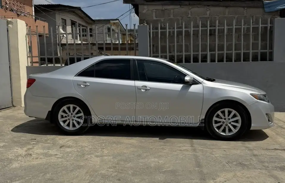Toyota Camry XLE 4dr Sedan (3.5L 6cyl 6A) 2014 Silver