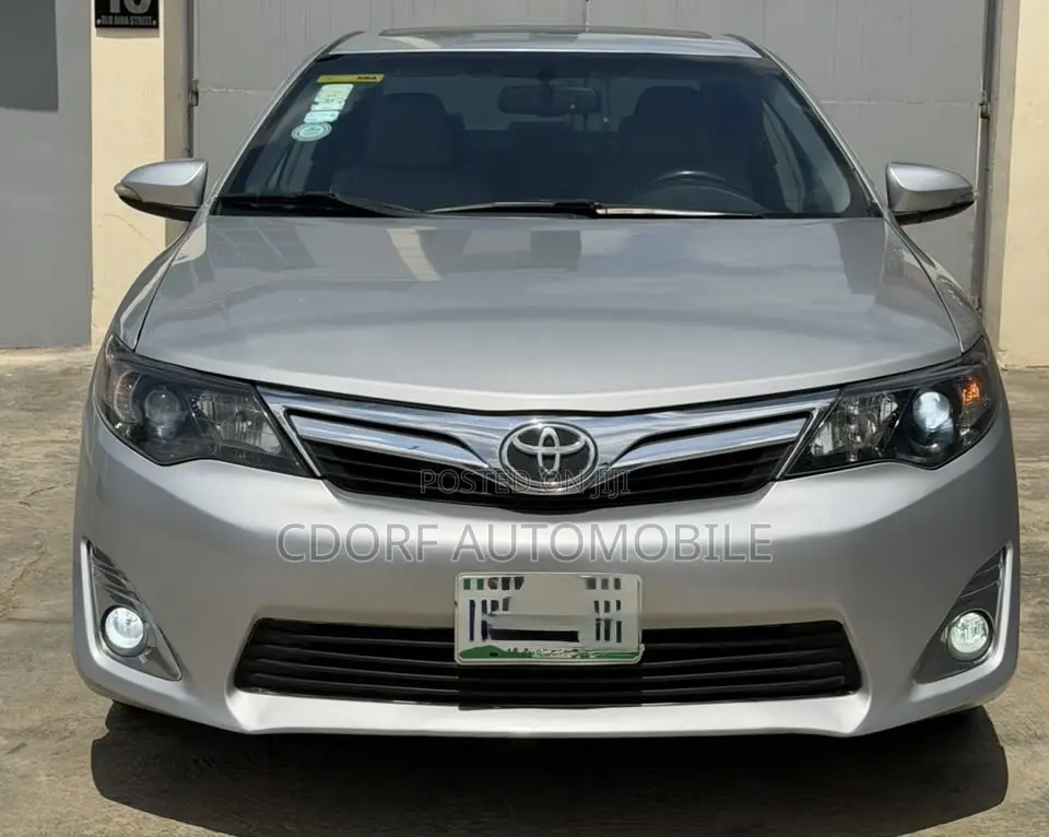 Toyota Camry XLE 4dr Sedan (3.5L 6cyl 6A) 2014 Silver