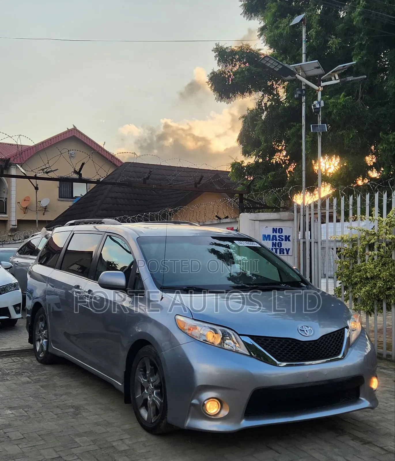 Toyota Sienna SE 8 Passenger 2012 Silver