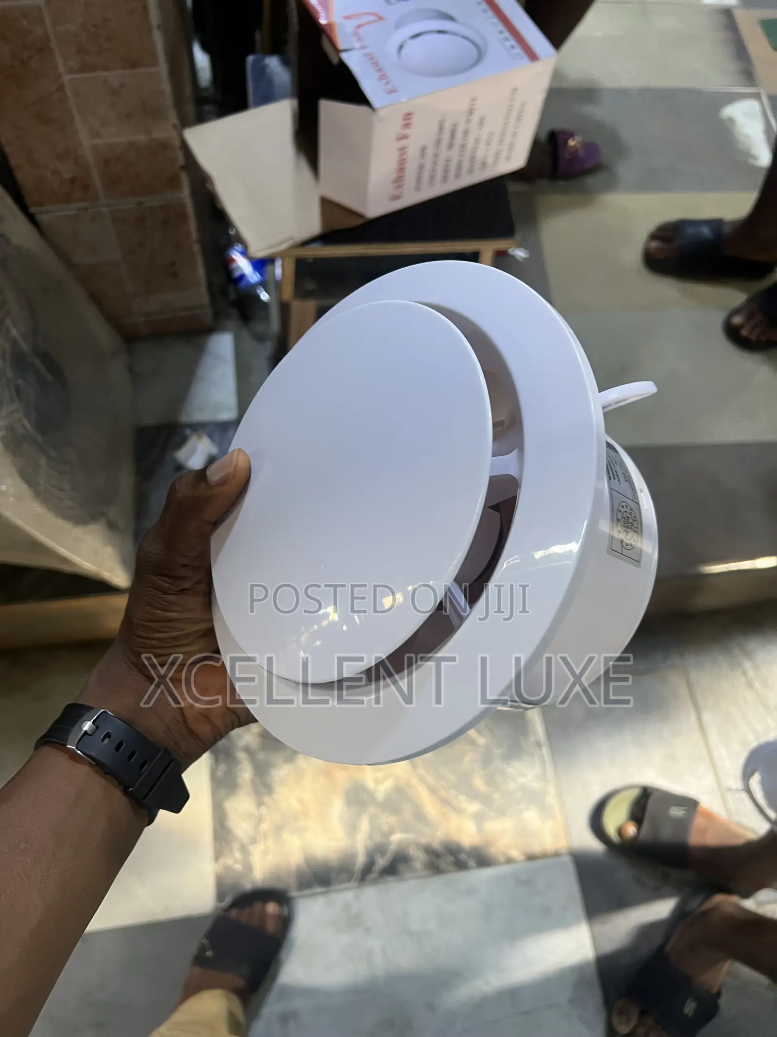 Inbuilt Exhaust/Extrator Fan 6inches.