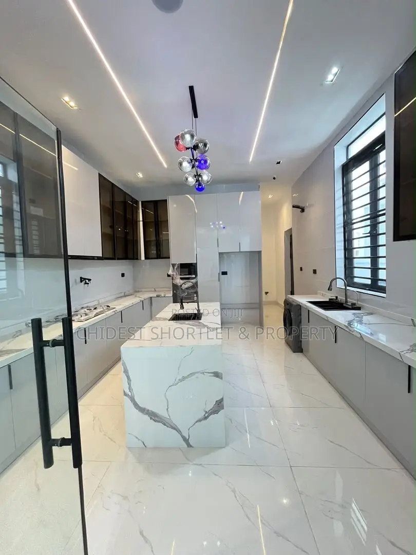 5bdrm Duplex in Chevron for sale