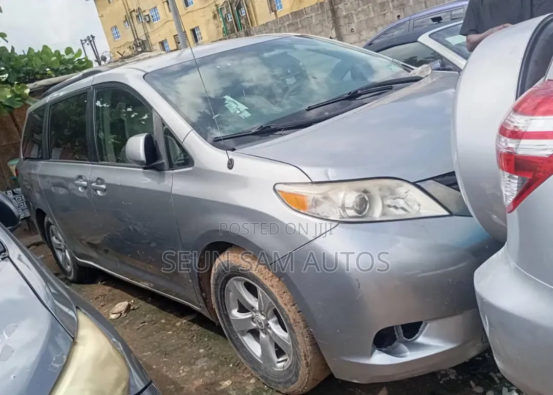 Toyota Sienna 2013 Silver