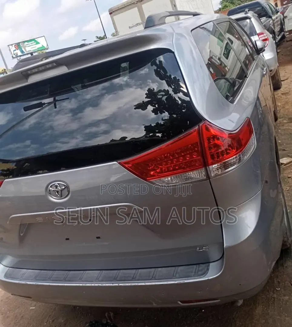 Toyota Sienna 2013 Silver