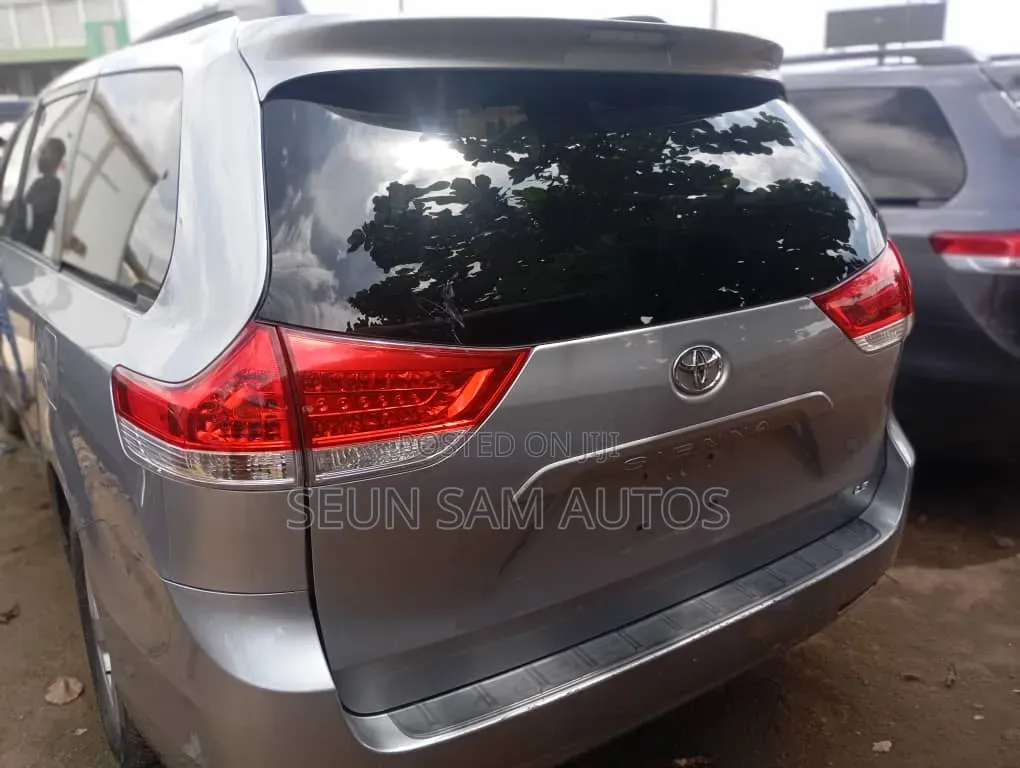 Toyota Sienna 2013 Silver