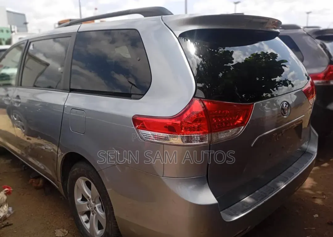 Toyota Sienna 2013 Silver