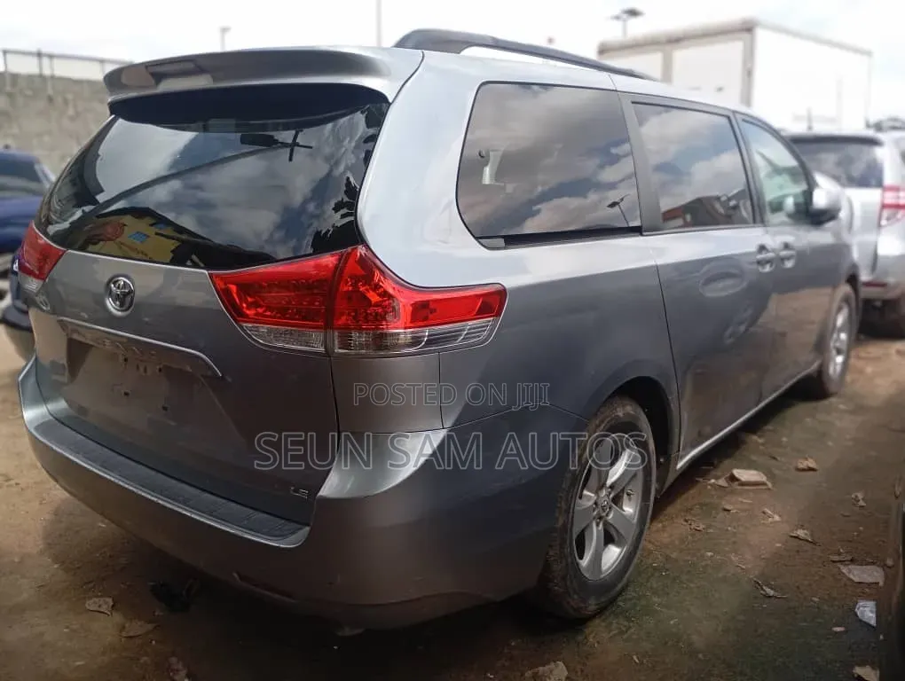 Toyota Sienna 2013 Silver