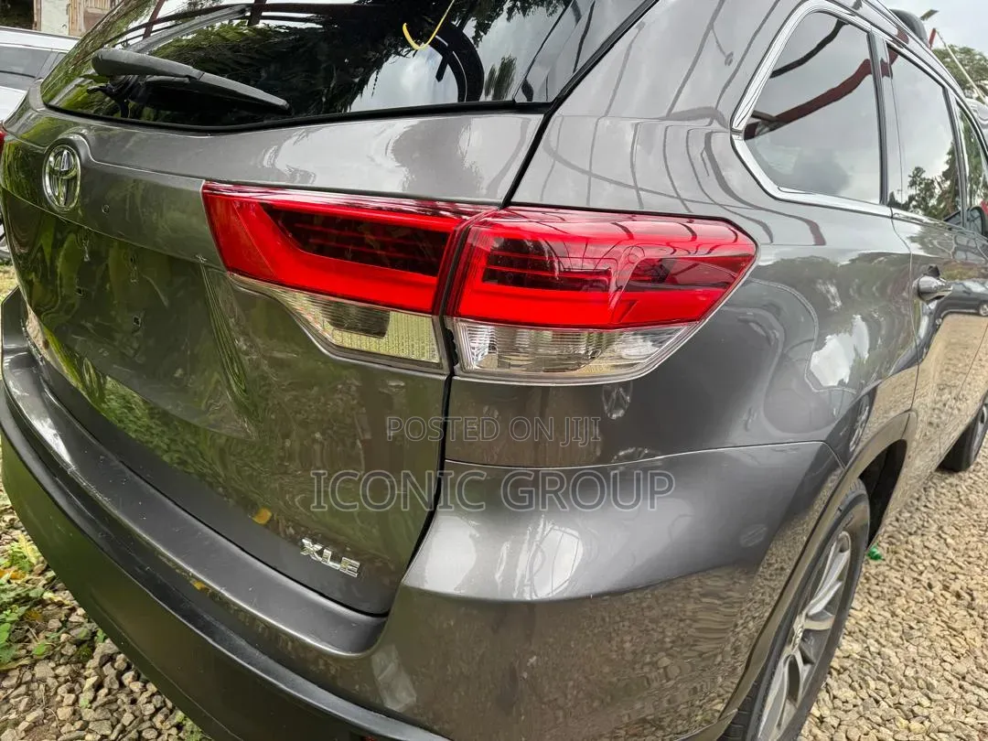 Toyota Highlander XLE 4x4 V6 (3.5L 6cyl 8A) 2018 Gray