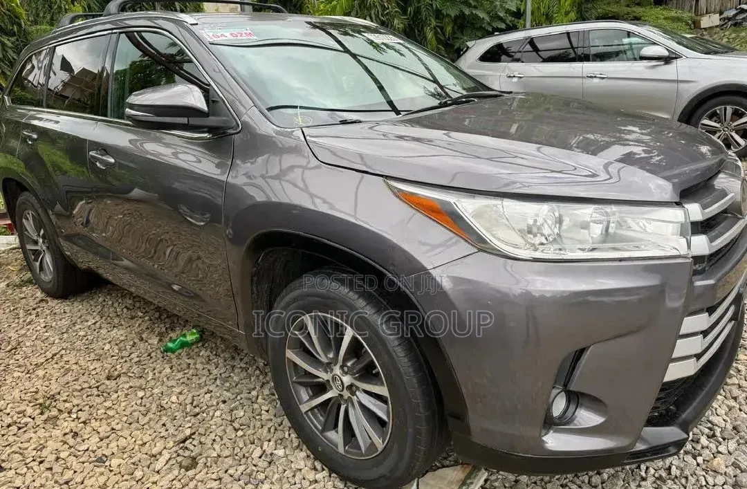 Toyota Highlander XLE 4x4 V6 (3.5L 6cyl 8A) 2018 Gray